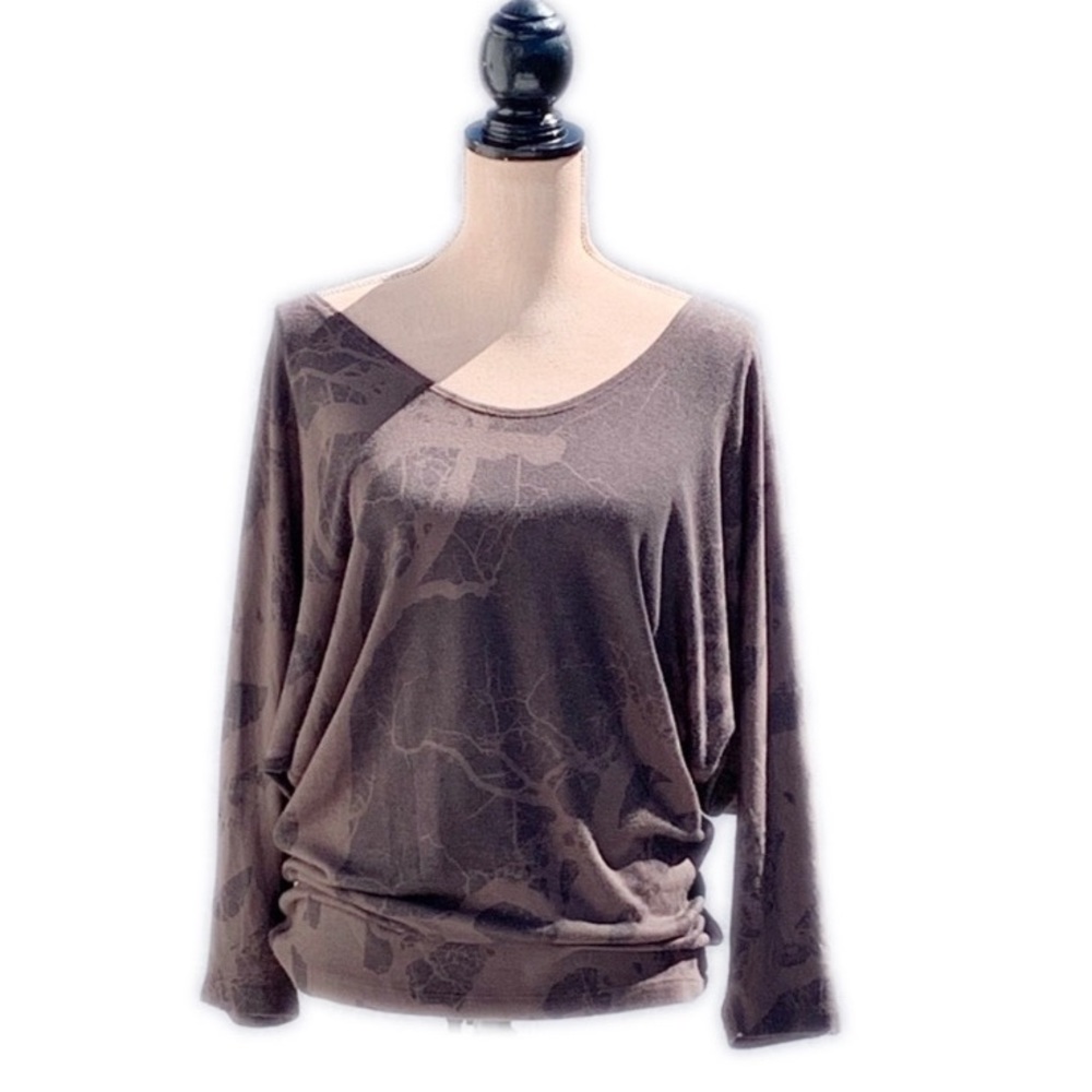 ☀️4/25 Nally & Millie Tree Outline Sweater